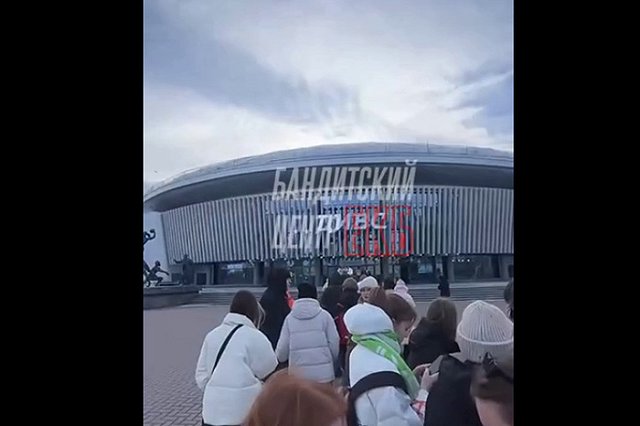 Что случилось? В Екатеринбурге около ДИВСа образовалась огромная очередь