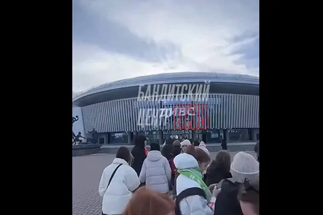 Что случилось? В Екатеринбурге около ДИВСа образовалась огромная очередь