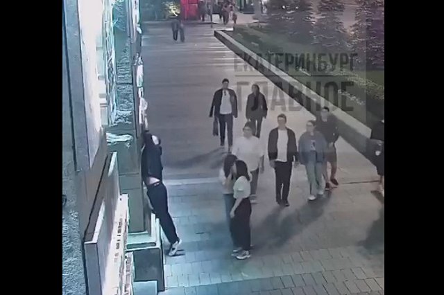 «Депутат-скандал» увеличил награду за личность вандала, сорвавшего с мэрии Екатеринбурга букву «Г»