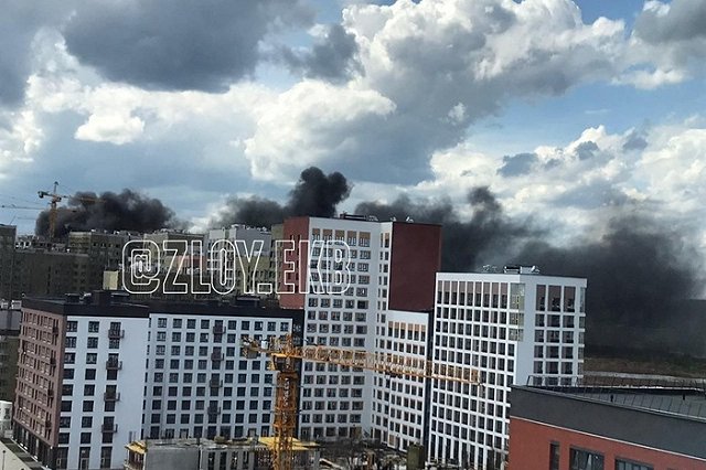 «Дым видно с ЕКАД»: на екатеринбургской стройке произошёл пожар