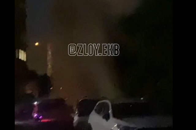 На ЖБИ столб кипятка высотой с многоэтажку разбил десяток машин