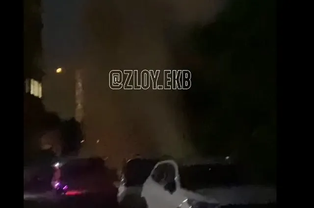 На ЖБИ столб кипятка высотой с многоэтажку разбил десяток машин