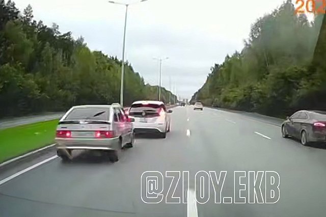 «Нашел время…» Автохама-учителя сняли на регистратор на Дублере Сибирского тракта