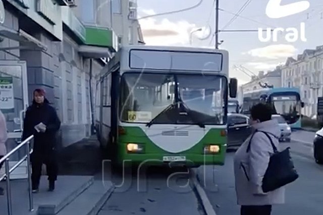 В Екатеринбурге водитель автобуса нашел способ избежать пробок, но это понравилось не всем