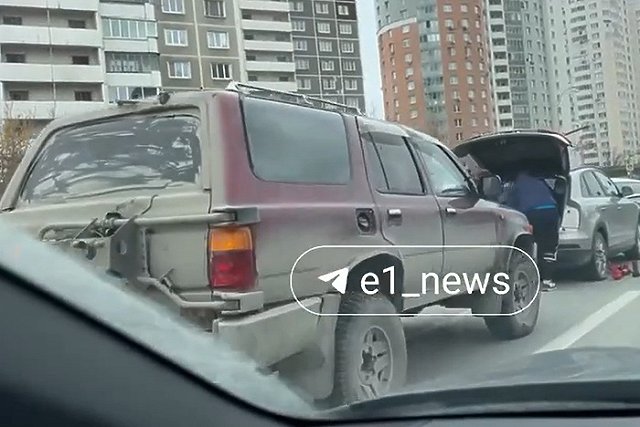 На Кольцовском тракте образовалась огромная пробка из-за аварии