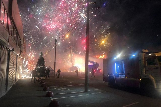 В Ростове-на-Дону горит торговый павильон с пиротехникой