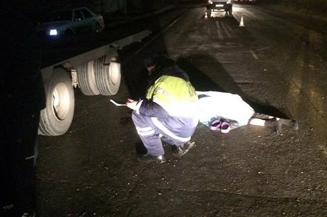 Около Екатеринбурга грузовик насмерть сбил пешехода
