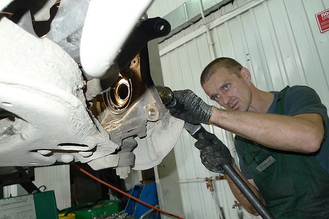 «Рост на 130%»: екатеринбургские автосервисы предупредили о повышении цены на свои услуги