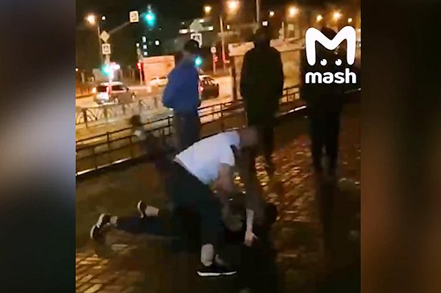 Мигранты угрожали пистолетом екатеринбуржцу, попытавшемуся защитить 15-летнюю сестру