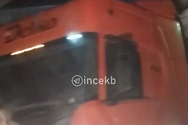 Под мостом на Компрессорном в очередной раз застряла фура