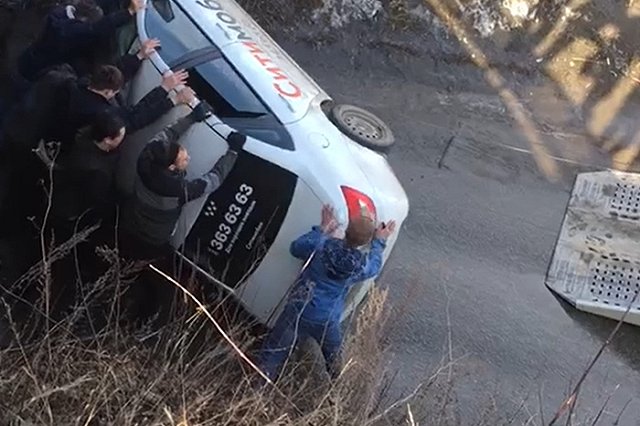 В Екатеринбурге под мостом перевернулось такси