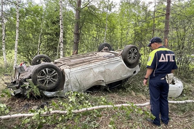 На Серовском тракте Chevrolet вылетел с дороги и перевернулся, пытаясь объехать зайца