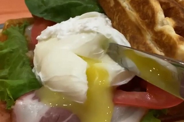 Шпинатная вафля стала причиной отравления в Петербурге десятков клиентов доставки еды