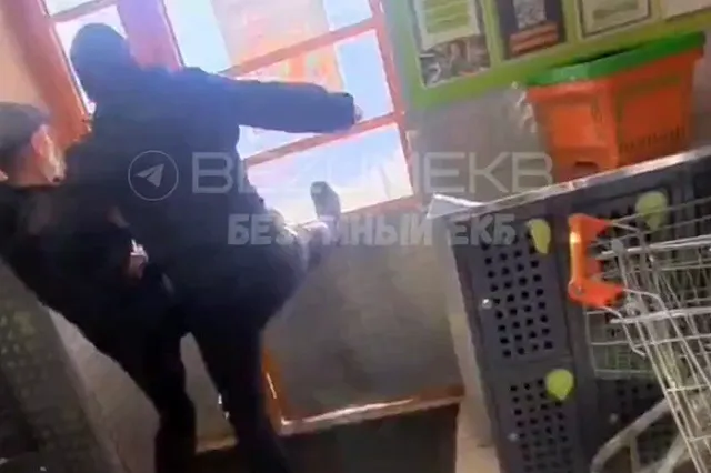 Воришки выломали двери екатеринбургского магазина