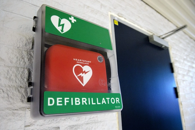 Портативные дефибрилляторы появятся на вокзалах, стадионах и в театрах города