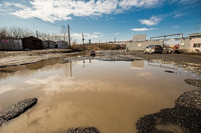 Якоб приехал на перекресток, где плескалась гигантская лужа