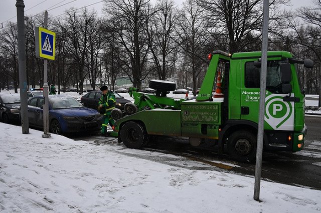 В Иркутске эвакуировали автомобиль со спящим двухлетним ребенком