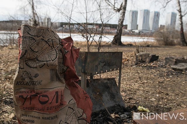 Берега Исети в Екатеринбурге завалены ржавеющими мангалами