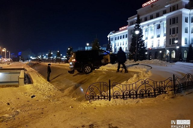 «Смотри, как я могу». Внедорожник въехал в сквер Управления железной дороги