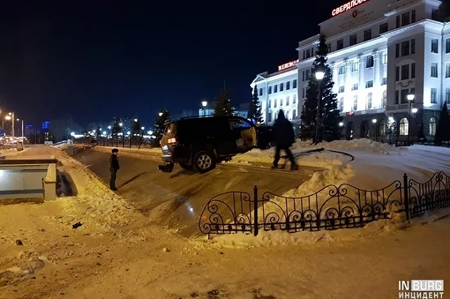 «Смотри, как я могу». Внедорожник въехал в сквер Управления железной дороги
