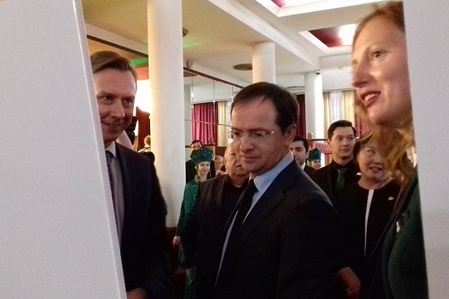 Владимир Мединский передал символ театрального марафона Екатеринбургской области