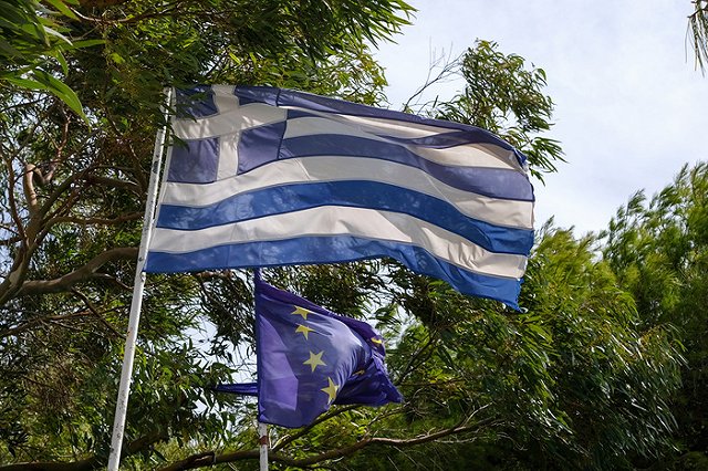 Греки выгнали украинцев из отеля за развешанные флаги