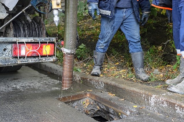 В Екатеринбурге ежесуточно прочисткой «ливневки» занимаются 5 бригад