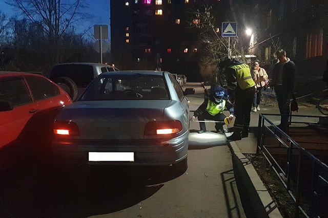 Водитель сбил ребенка во дворе на ЖБИ