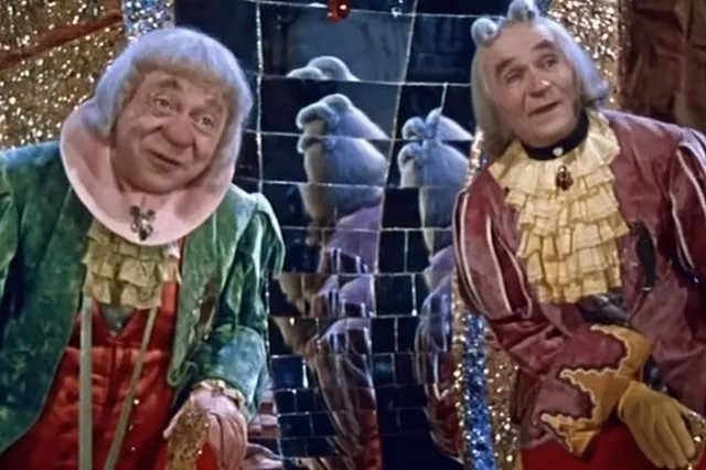 «Королевство кривых зеркал какое-то». Екатеринбурженка пожаловалась на искажающие автостекла