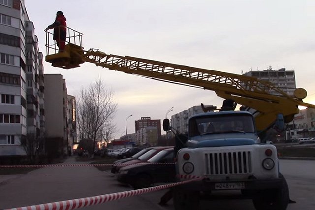 В Подмосковье фура сбила автовышку с рабочим. Мужчина скончался