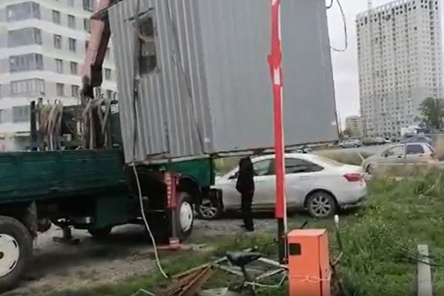 К незаконной парковке на Широкой Речке приехали силовики