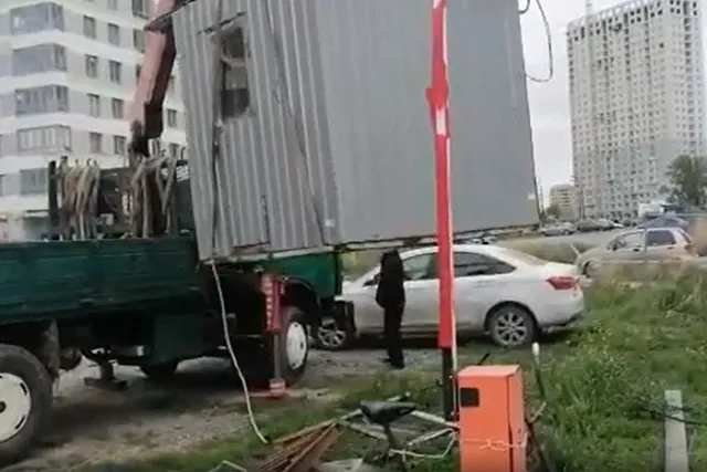 К незаконной парковке на Широкой Речке приехали силовики