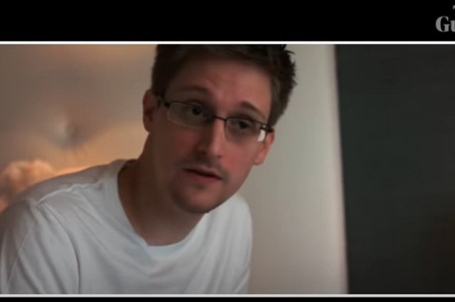 Эдвард Сноуден получил российский паспорт