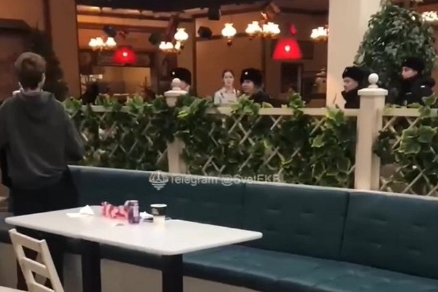 В екатеринбургских торговых центрах полицейские проверяют подростков