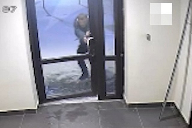 Неадекватный екатеринбуржец с ножом терроризирует жителей многоэтажки в Академическом