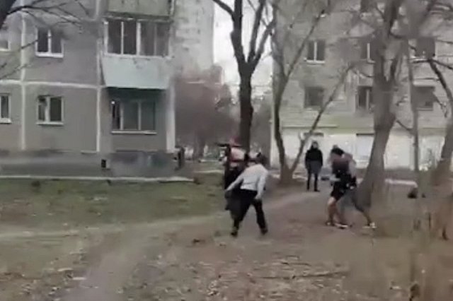 На Южном автовокзале толпа парней напала на прохожего