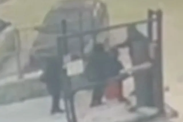 Диагностировали перелом позвонка: в Академическом отец полез в драку с второклассниками