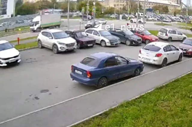 В Екатеринбурге BMW очень внезапно влетела в светофор