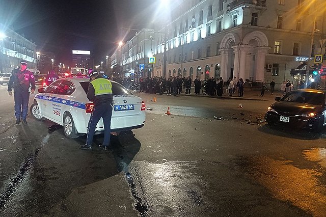 В Екатеринбурге пьяный мужчина угнал Volkswagen, влетел в столб и перевернулся