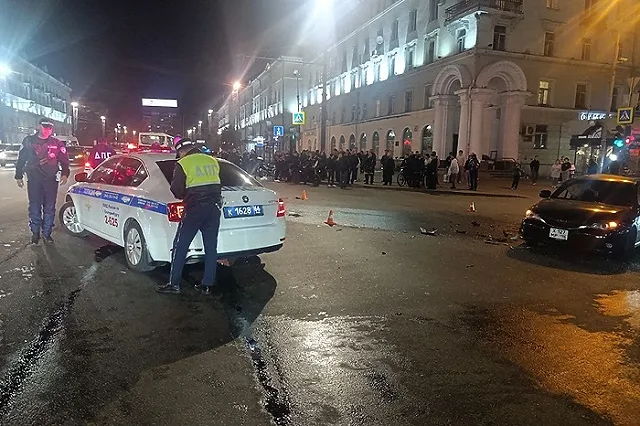 В Екатеринбурге пьяный мужчина угнал Volkswagen, влетел в столб и перевернулся