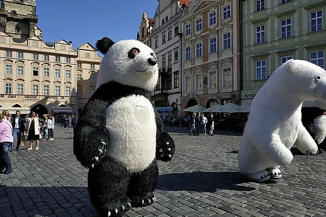 В Екатеринбурге 4-летняя девочка порезала руку о костюм аниматора (ВИДЕО, ФОТО)