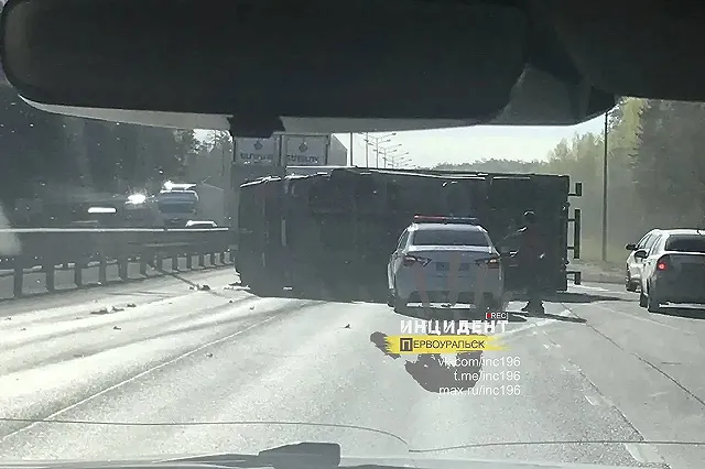 Под Екатеринбургом опрокинулась фура и перекрыла дорогу