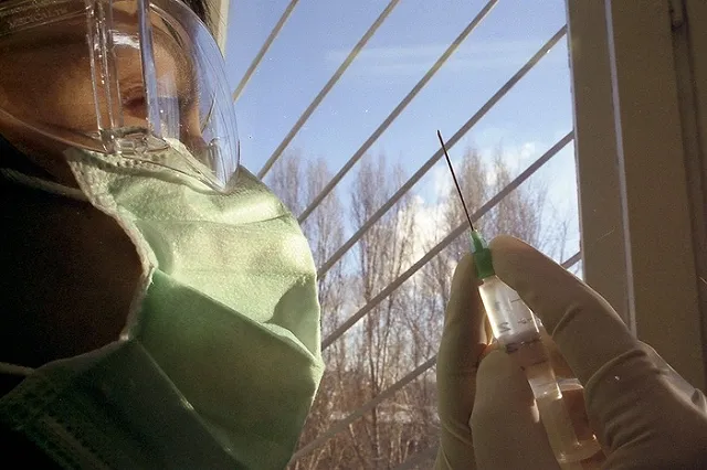 Подросток воткнул в одноклассника шприц на уроке в школе Екатеринбурга