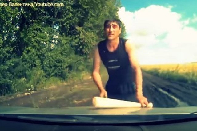 Под Миассом на автомобиль с бабушкой и внуком напали люди с битами