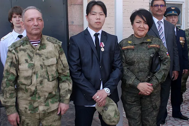 Росгвардия наградила ученика, спасшего детей при нападении на школу в Бурятии