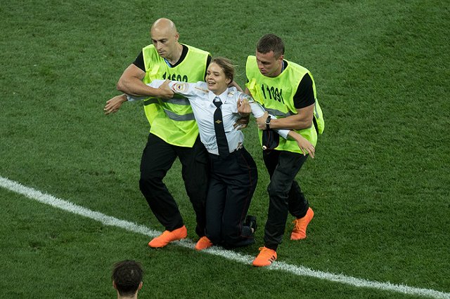Выбежавших на поле во время финала ЧМ активистов Pussy Riot арестовали