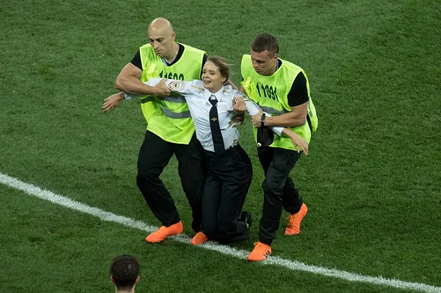 Выбежавших на поле во время финала ЧМ активистов Pussy Riot арестовали