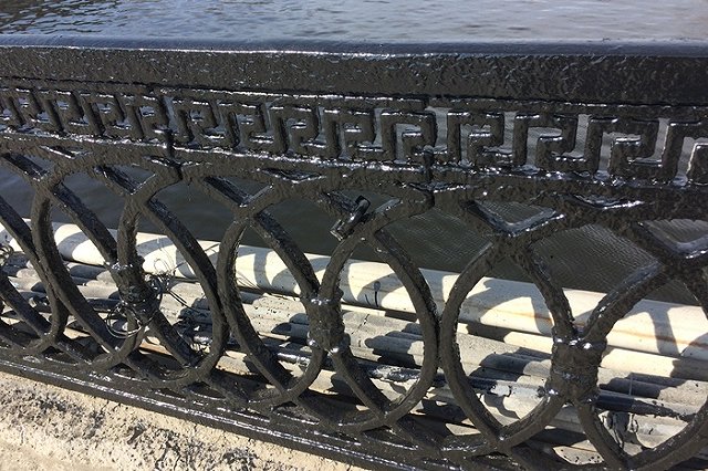 Сообщаем мэрии, что ограждения моста через Исеть покрасили отвратительно