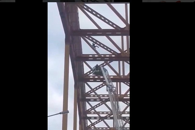 В МЧС Югры объяснили, почему не смогли спасти парня, упавшего с моста