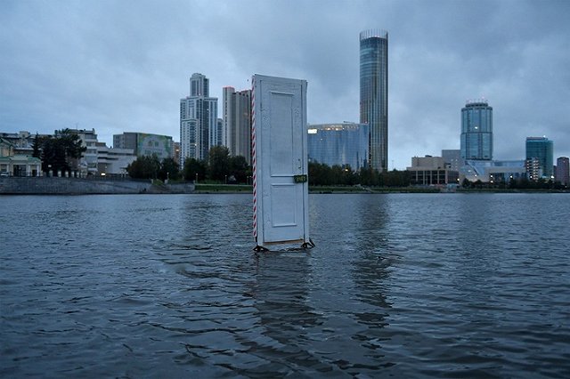Дверь, установленную на акватории Городского пруда, утопили